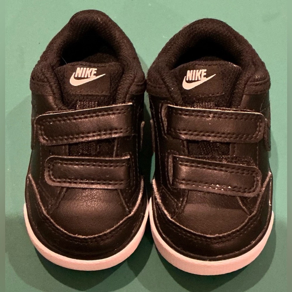 Nike Capri 3 LTR Toddler Black Sneakers Like New Size 4T